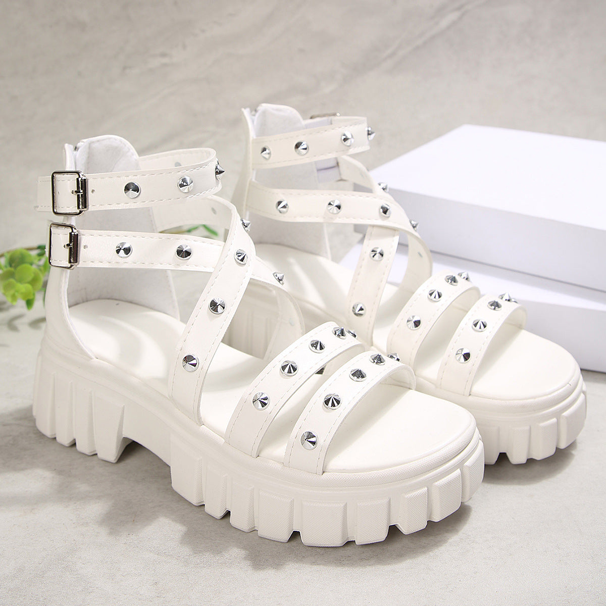 Amira | Sandalias de Cuña con Plataforma y Tachuelas