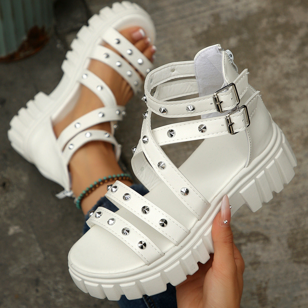 Amira | Sandalias de Cuña con Plataforma y Tachuelas
