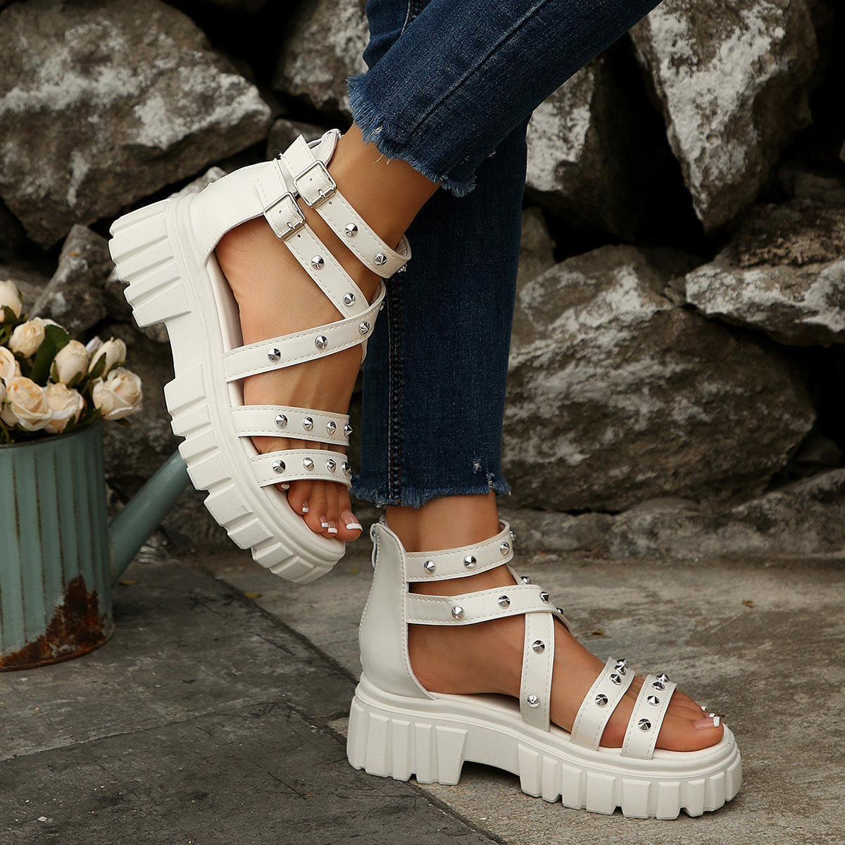 Amira | Sandalias de Cuña con Plataforma y Tachuelas
